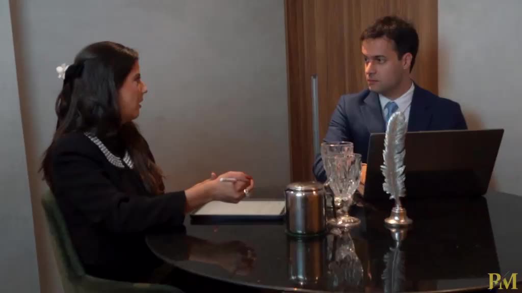 Sabrina Rezende e Leandro Marotta em reunião no escritório