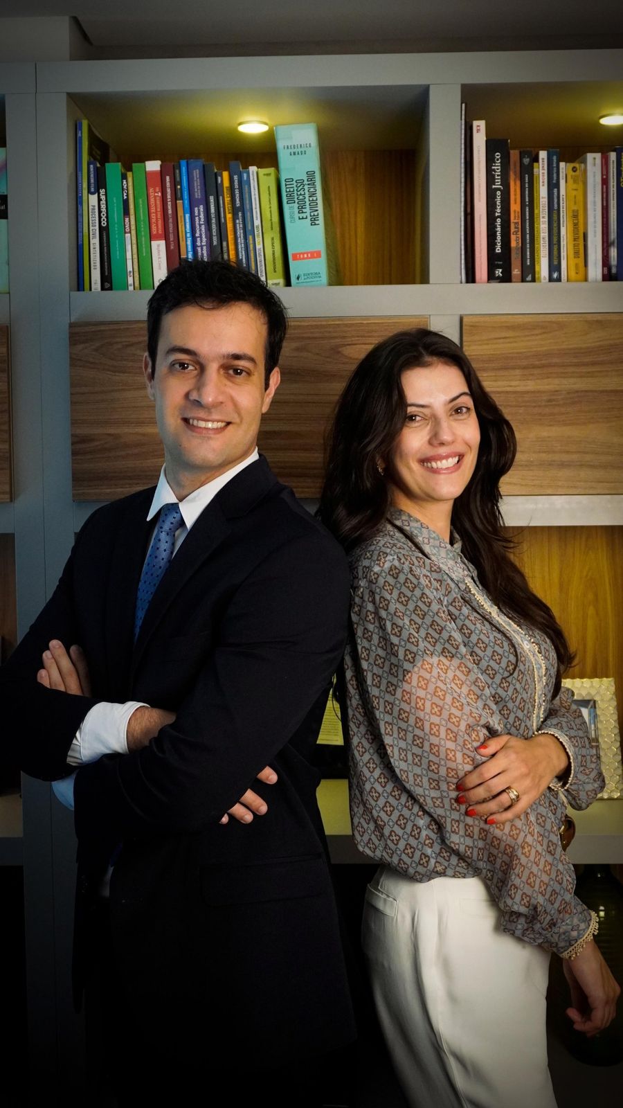 Leandro Marotta e Sabrina Rezende no escritório